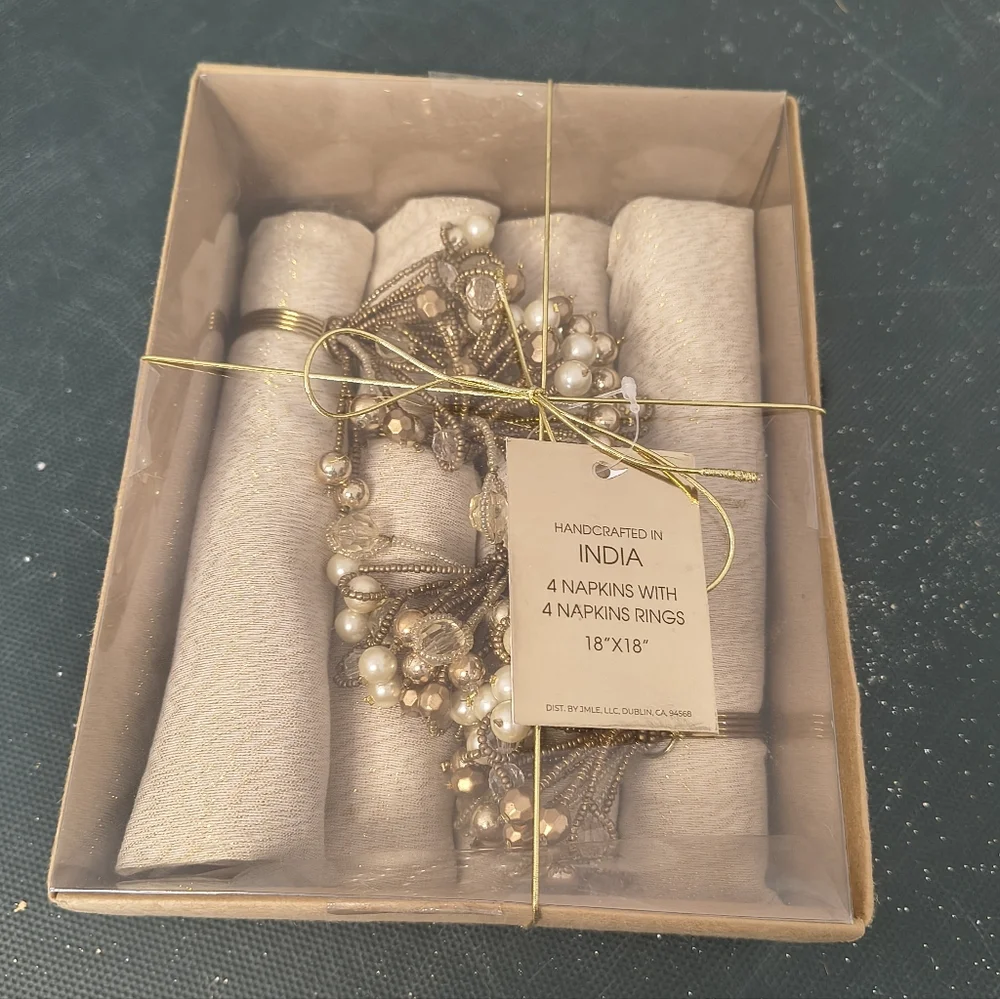 Holliday Gold 4 Napkins With Ring.